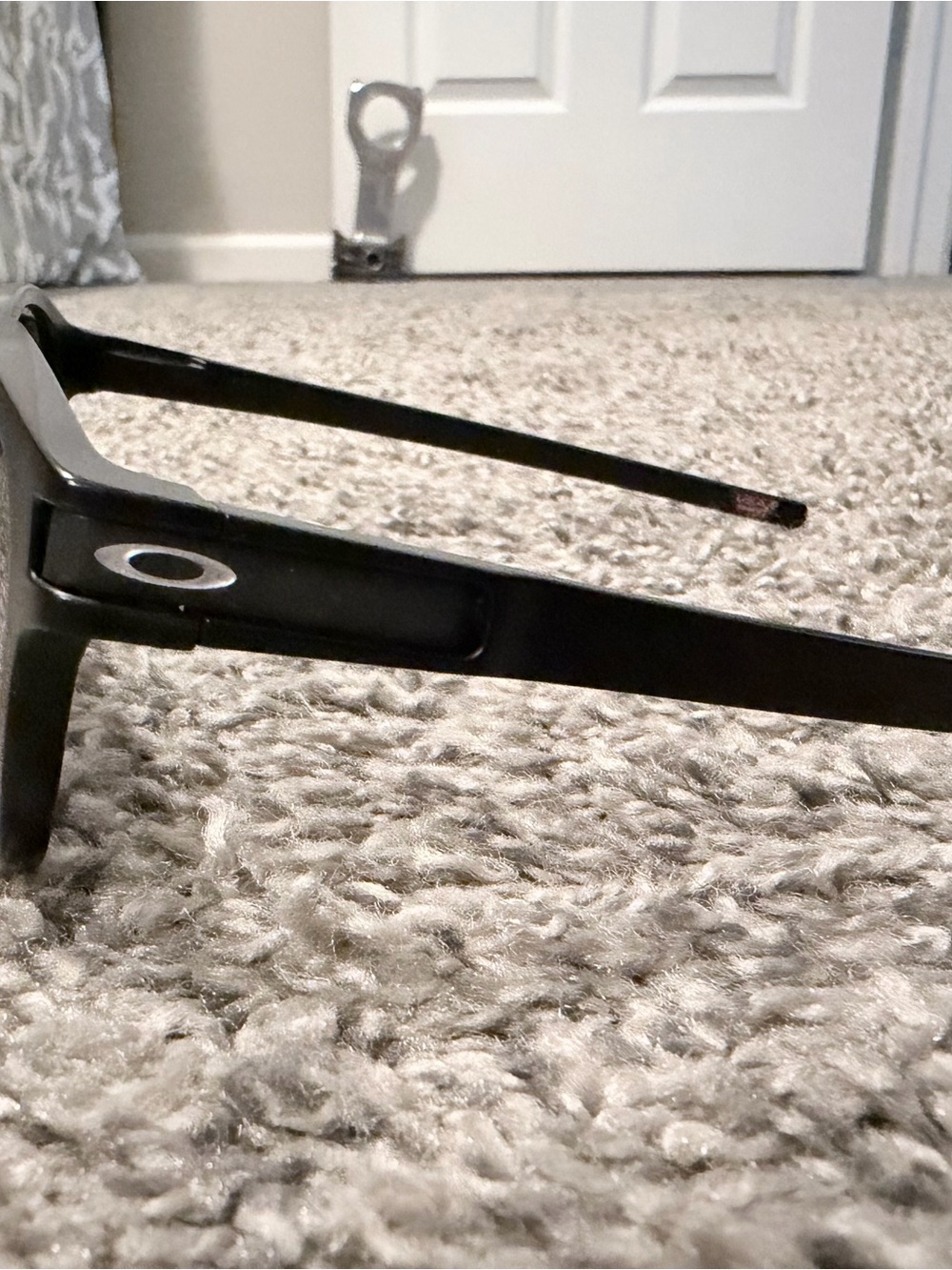 Oakley Latch Sunglasses - Classic Round Frame - Picture 2 of 4
